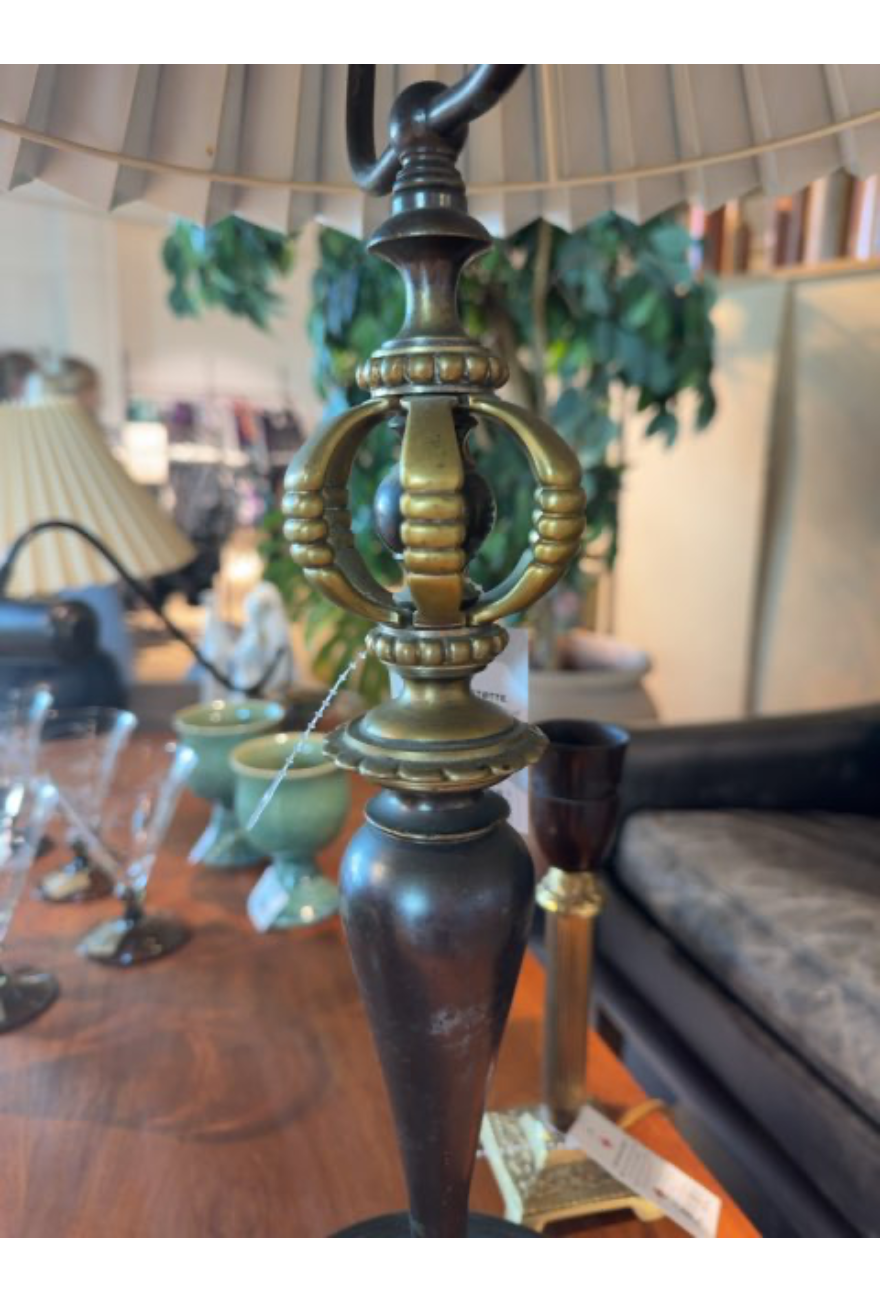 Lampe med detaljeret fod